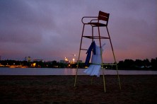 mauve_penkki_vaatteet_tuulessa_Liina_Kuittinen